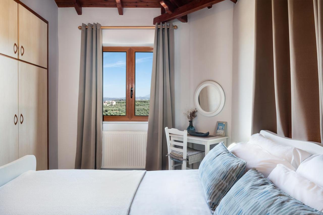 Andromia Studios & Apartments Agia Marina Екстериор снимка