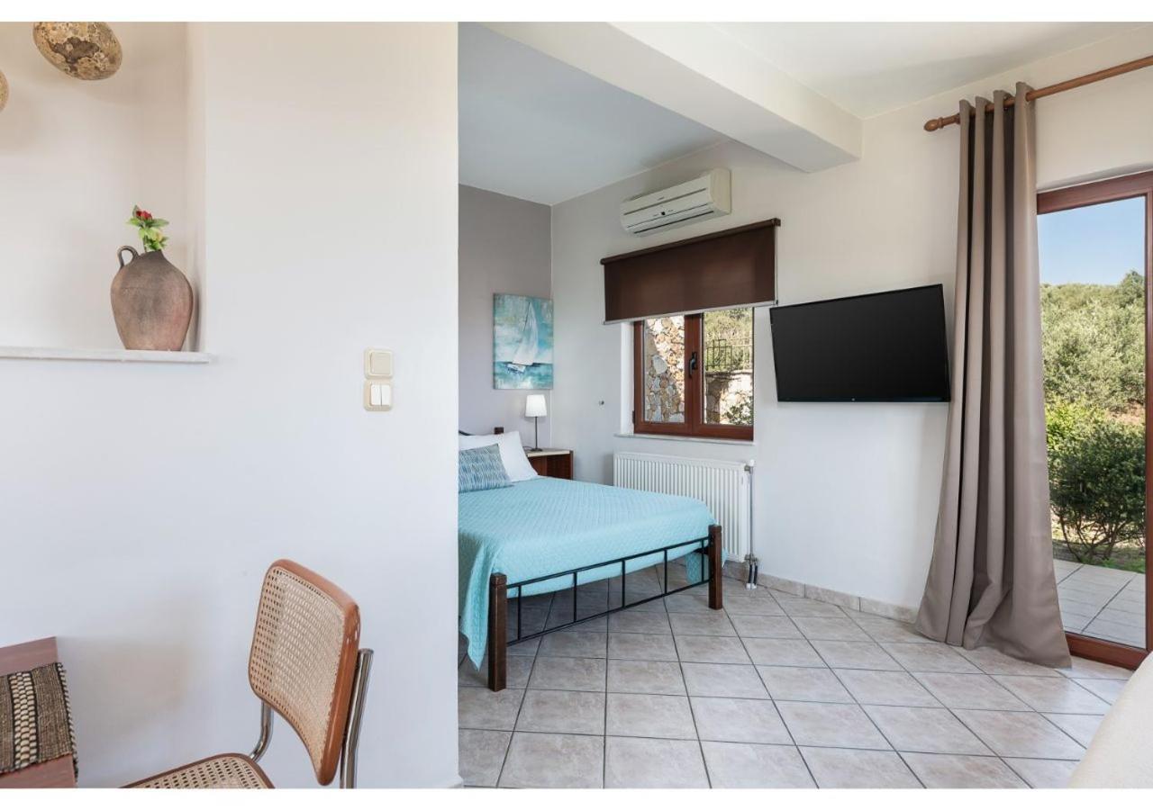 Andromia Studios & Apartments Agia Marina Екстериор снимка