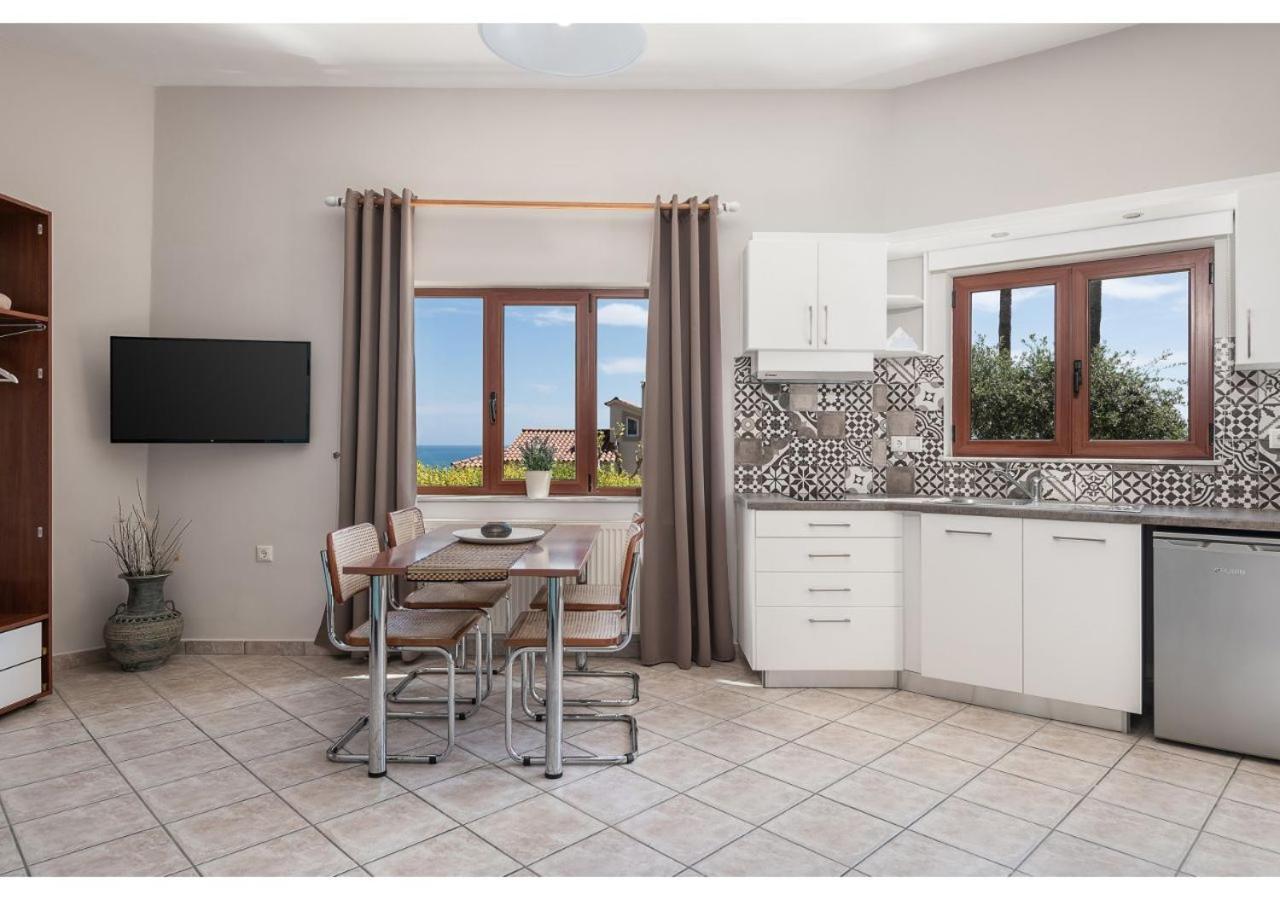 Andromia Studios & Apartments Agia Marina Екстериор снимка