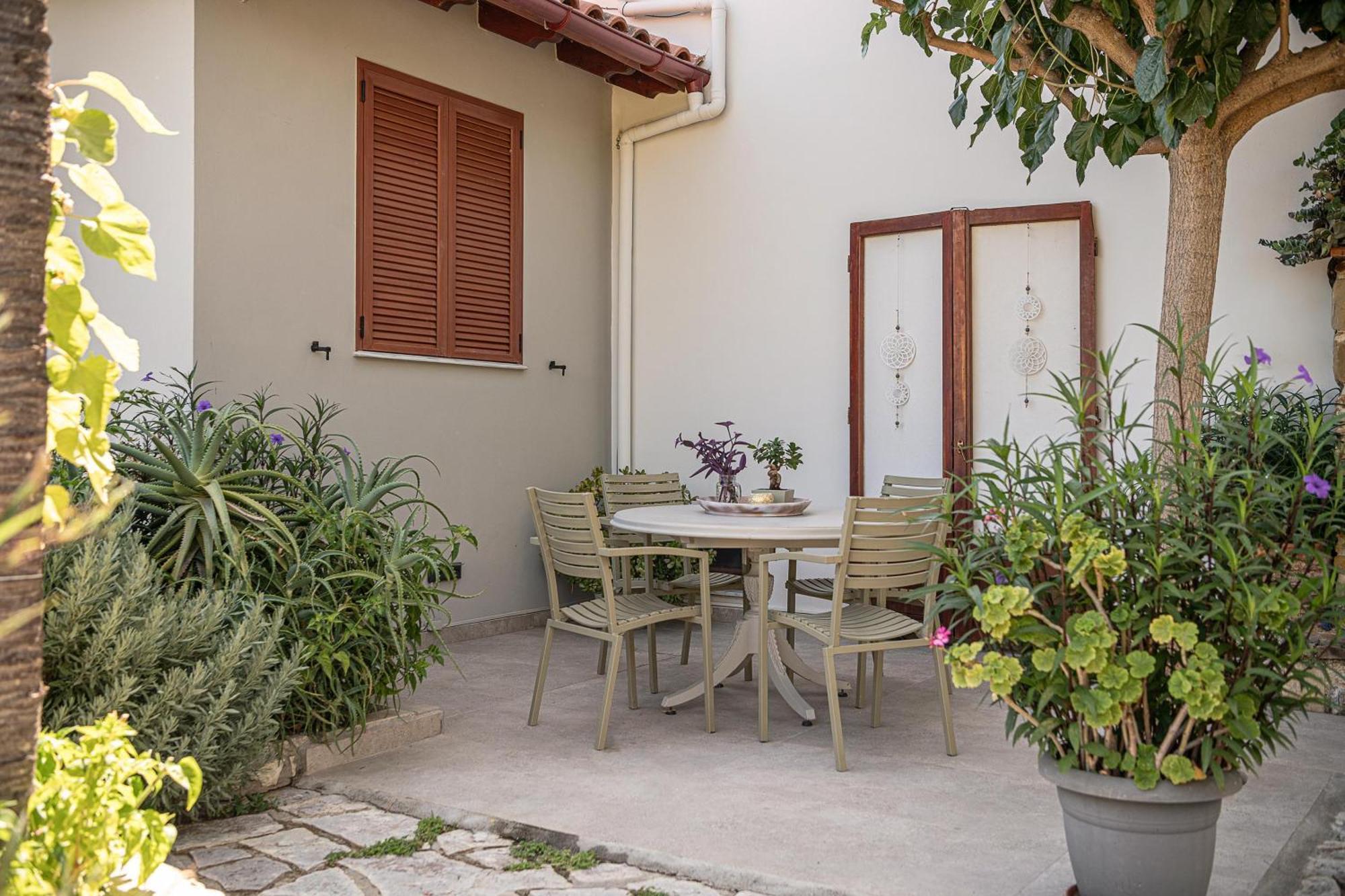 Andromia Studios & Apartments Agia Marina Екстериор снимка