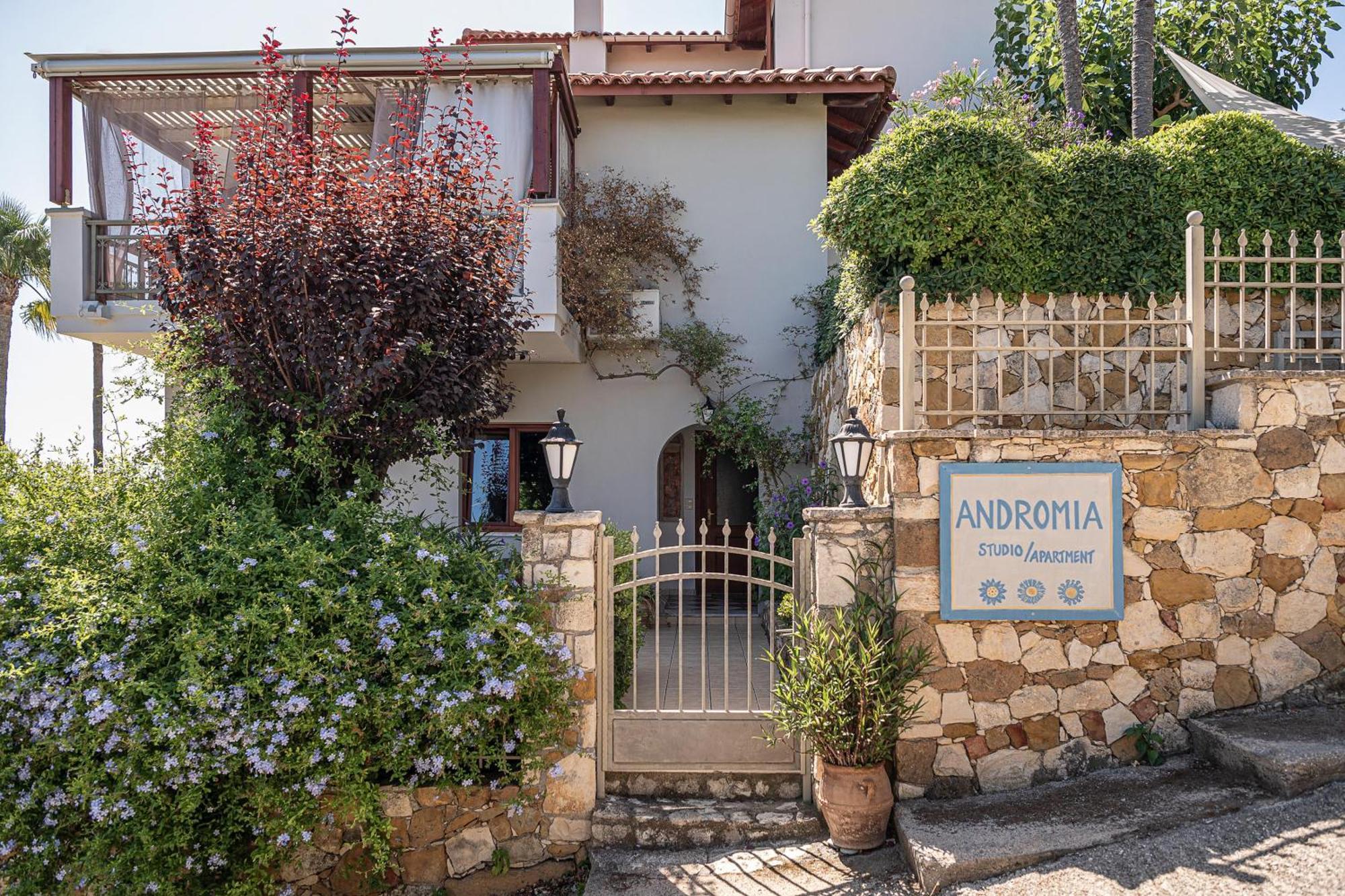 Andromia Studios & Apartments Agia Marina Екстериор снимка